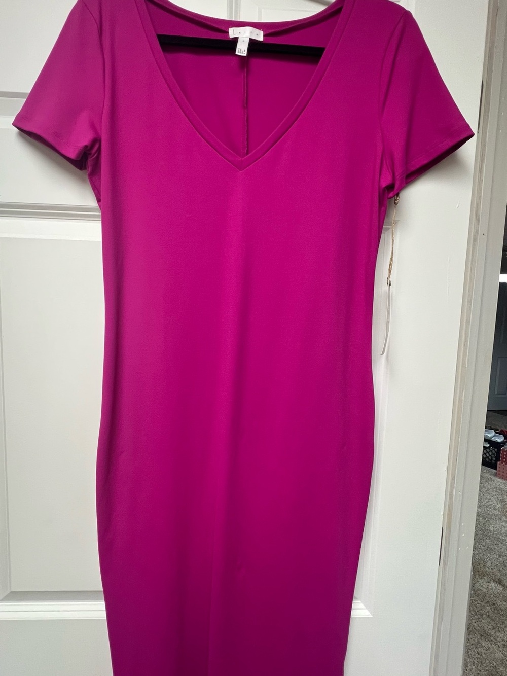 Leith Fuchsia V‑Neck Short Sleeve Midi Dress